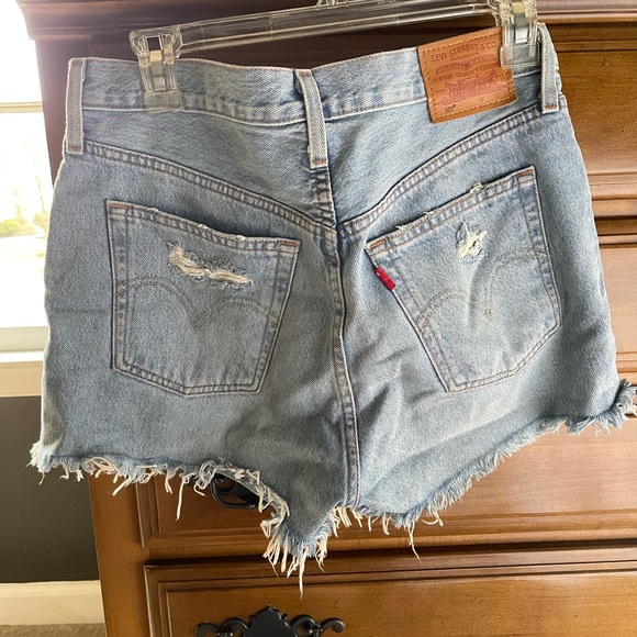 Levi’s Light Wash 501 Shorts Size 28 - Picture 2 of 3